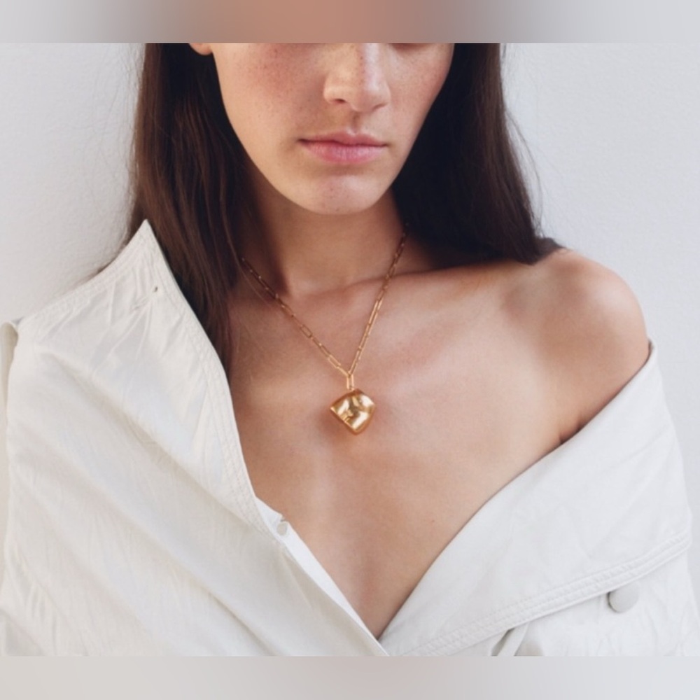 ZARA Gold Body Sculpture Abstract Art Artistic Long Chain Necklace Buttock Butt‎